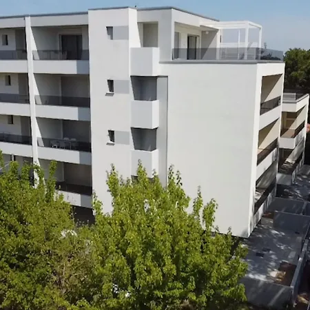 Coastal Flat With Spacious Covered Terrace Apartment *